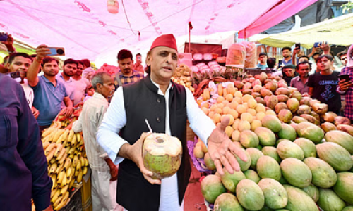 नारियल पानी पीने दुकान पर पहुंचे अखिलेश यादव