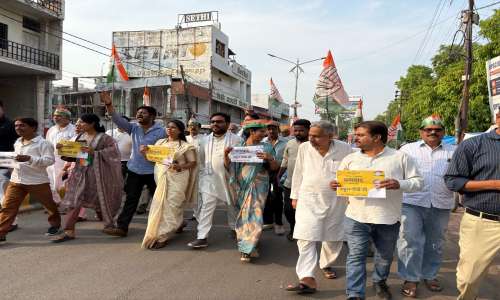 कांग्रेस कार्यकर्ताओं ने निकाला जुलूस