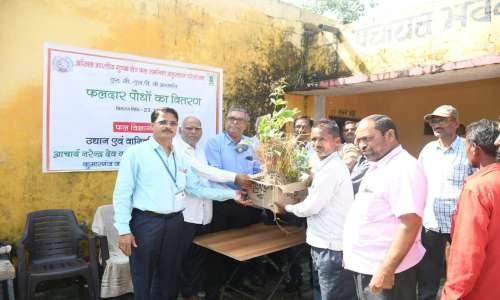 कृषि विश्वविद्यालय द्वारा एस.सी.- एस. टी. किसानों में गोष्ठी आयोजित कर नि:शुल्क पौधों का किया गया वितरण